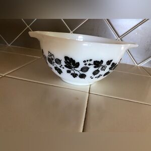 Vintage Gooseberry Cinderella Pyrex 441 mixing bowl 1 1/2 PT